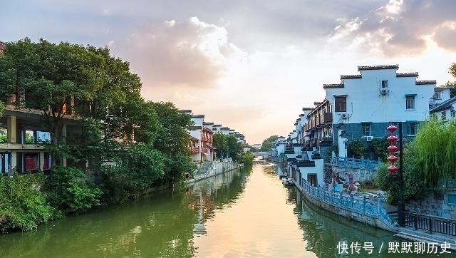 南京,它真的是一座很美的古城,还有很多好吃的,你知道吗?