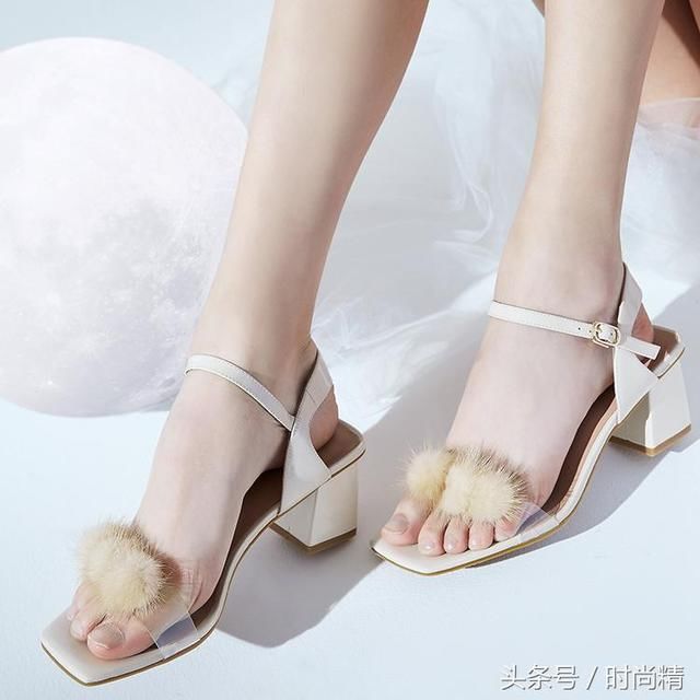 恨天高穿到想剁脚!时髦的粗跟凉鞋让玉足更迷人