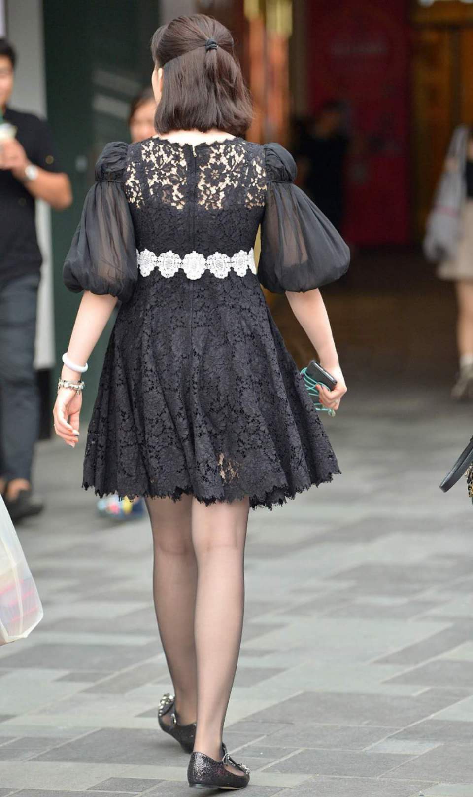 街拍:美女穿黑色蕾丝裙搭配黑丝袜,很有贵妇气质!