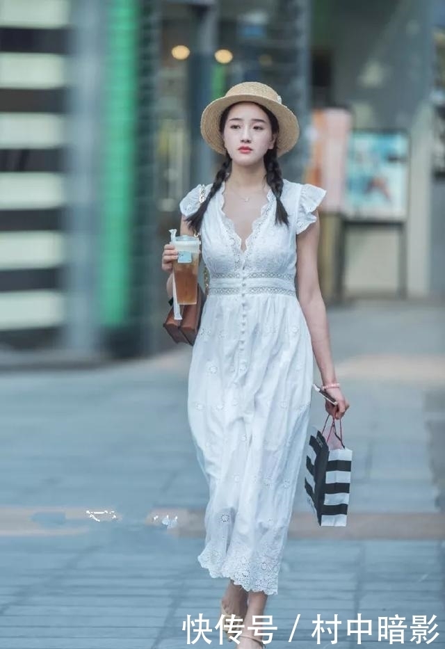  「尖头」街拍：一双尖头的浅色系高跟鞋，搭配的很有韵味，气质又充满着魅力
