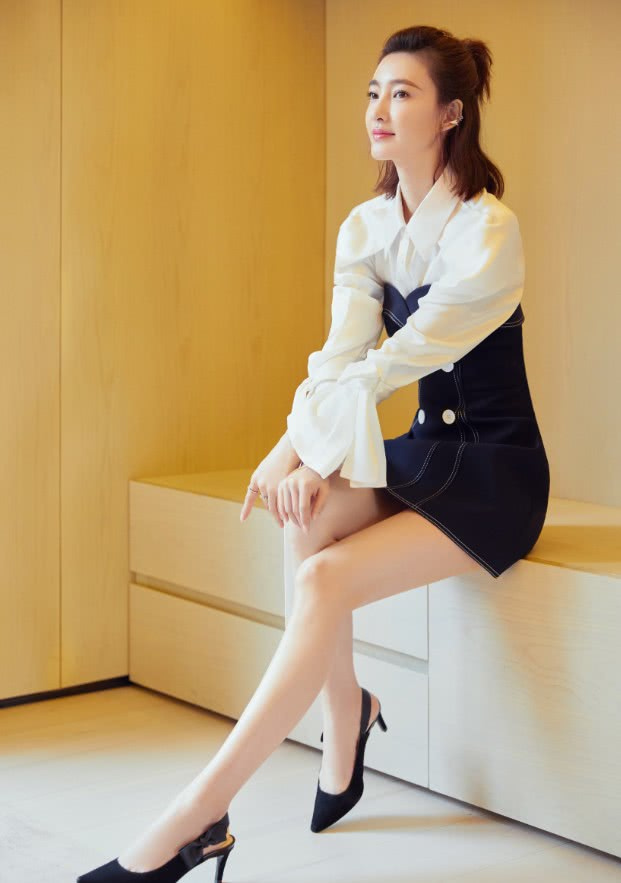 王丽坤还是这么美，只是瘦成了下一个郑爽，身高撑起裙子的颜值！