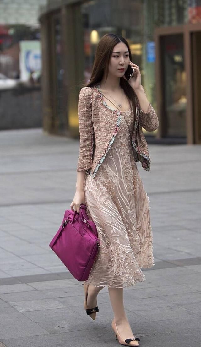  【春末】春末夏初穿连衣裙，搭配一件粗花呢外衣，保暖又显气质优雅