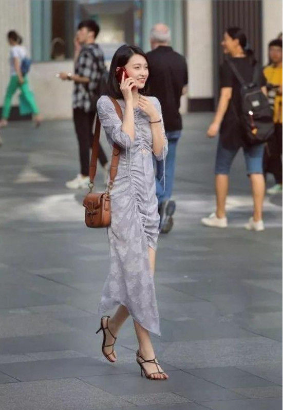  身穿|街拍：打电话的小姐姐，身穿浅灰色的时尚连衣裙，面带微笑气质不错