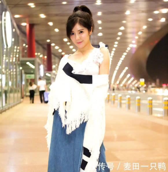 赵奕欢真是够了,4件衣服套一起穿,网友:咱能好好穿衣服吗!