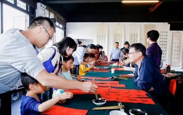 『偶遇』郭晶晶逛平价食阁被偶遇,素颜合影没架子,被赞最接地气豪门阔太