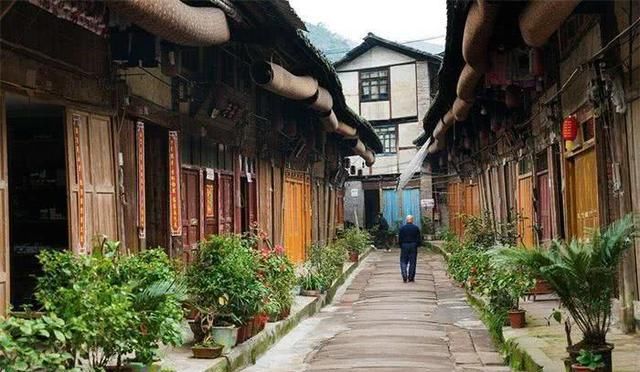 该景区真机智,免掉30块钱的门票,换来的是人生人海的游客