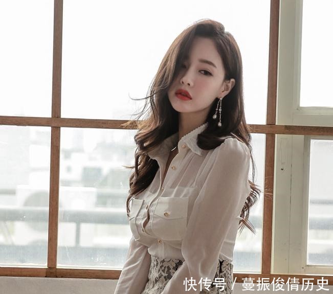  美女■白色半透明纱衬衣, 复古蕾丝包臀鱼尾裙, 打造美女秋日里的慵懒温柔
