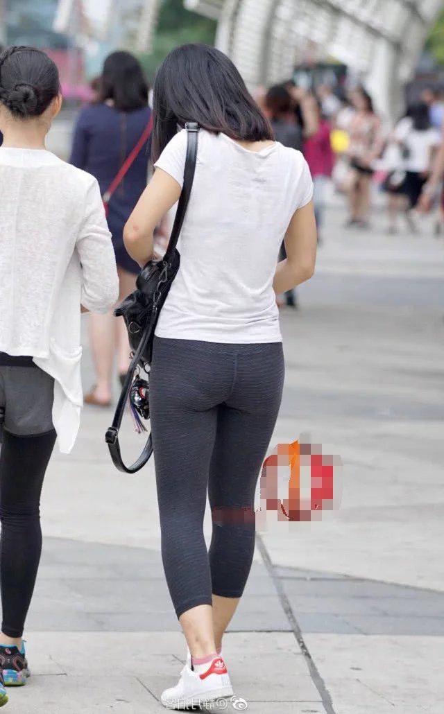 气质小姐姐T恤搭配紧身裤，秀出清新的气质和肉感十足的浑圆弧线