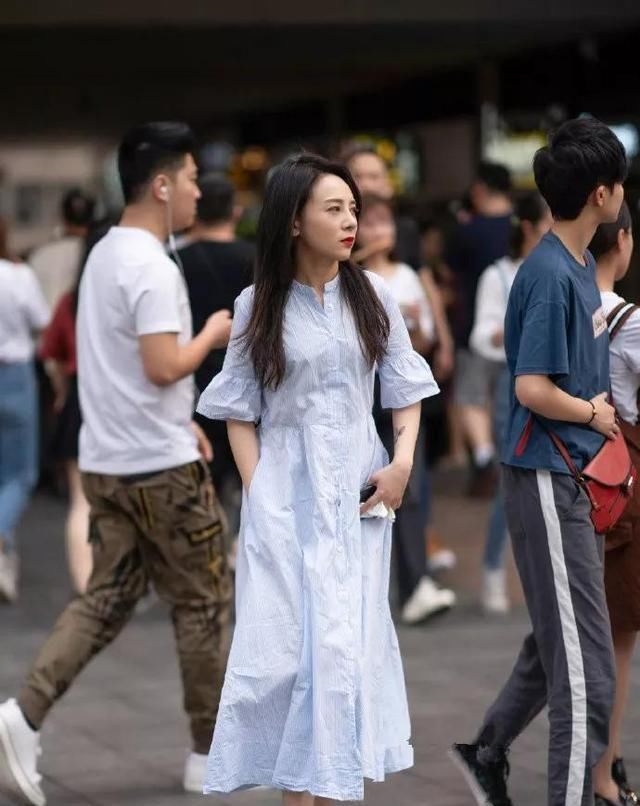 「美女」碎花长裙随风飘扬,美女回眸一笑百媚生,白色的高跟鞋十足的吸睛