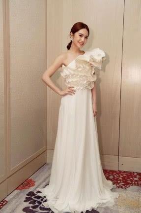 离开精修的杨丞琳，清新白色连体裤笑容僵硬，一脸皱纹简直不能看