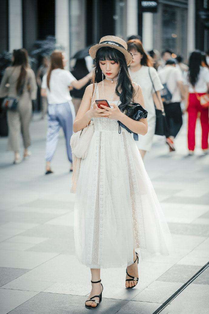 街拍：碎花连衣裙，穿在这位小姐姐身上，果然是成功的女王范哦！