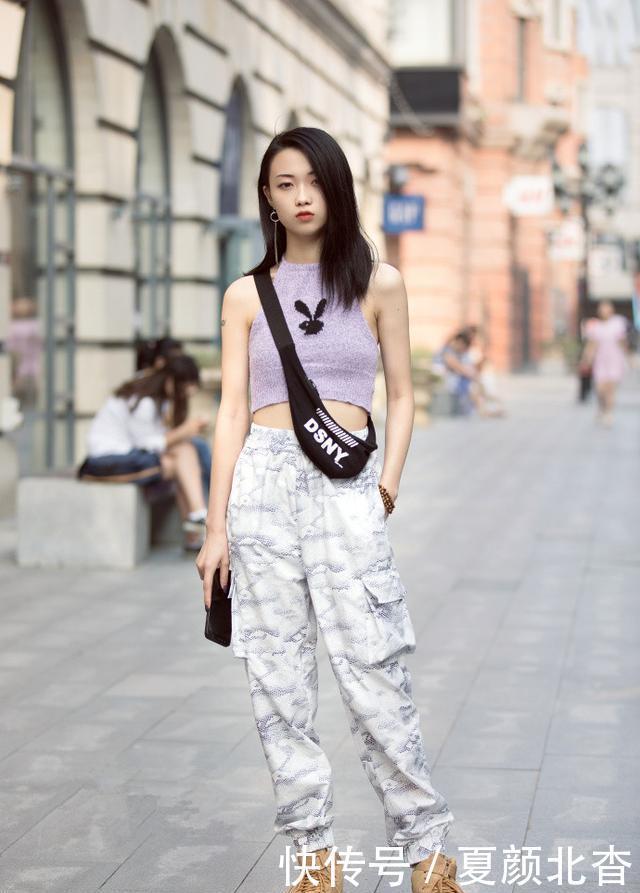  美女■街拍：美女搭配一件毛边热裤，头戴黑色渔夫帽，既遮阳防晒又时尚