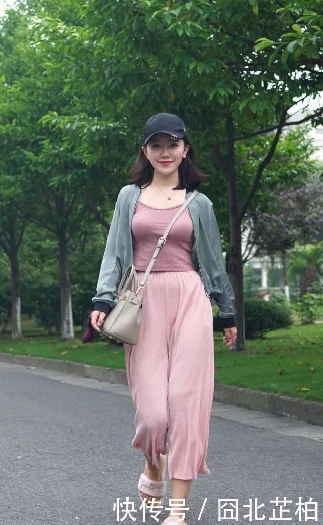 "p":"1587792100"街拍:小姐姐面带微笑气质甜美,搭配粉红色休闲装,非常婉约可人