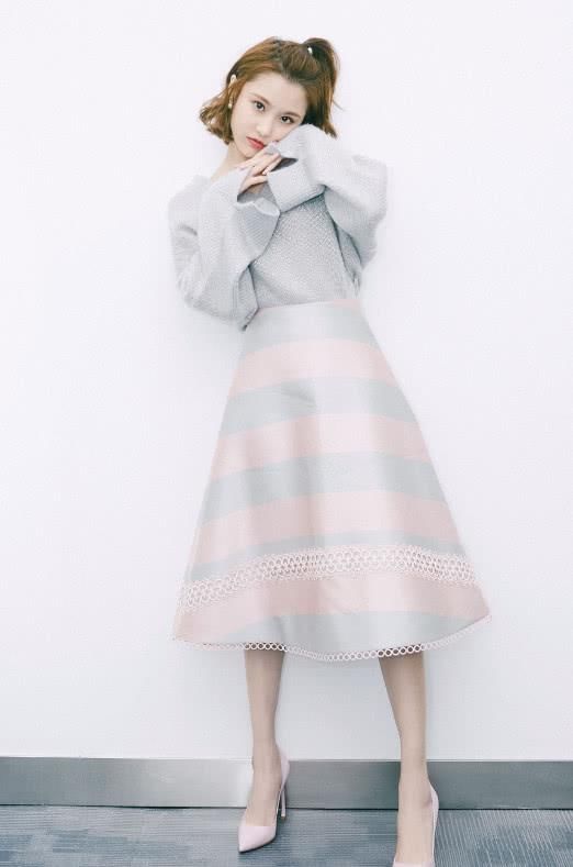 她出道就受张艺谋力捧，却因送礼送出祸，穿搭时尚美上天!