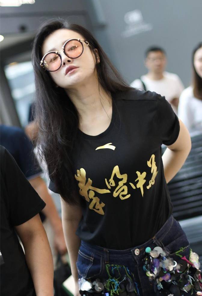 冉莹颖穿鳞片裤与老公现机场，好身材挡不住，网友：邹市明好眼光