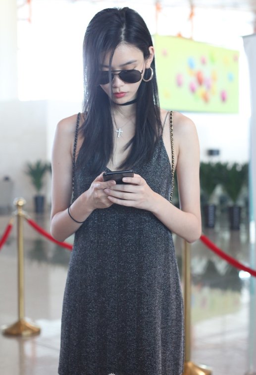 奚梦瑶玩下衣失踪秀性感大长腿，网友:这鞋子表示看不懂啊!