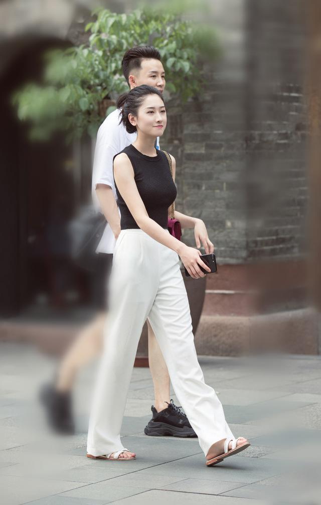 街拍美女：独特可爱魅力无穷，让人过目难忘！