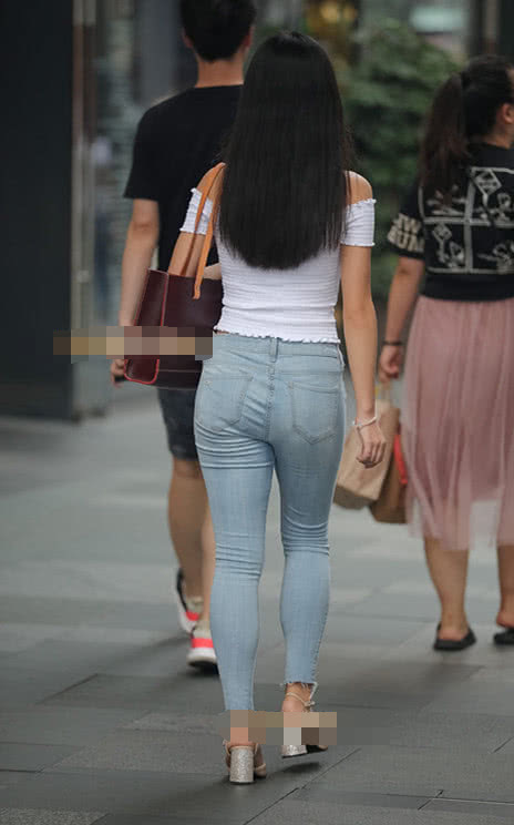 俏丽小姐姐紧身破洞裤裹出优雅弧线，另类的破洞很清爽