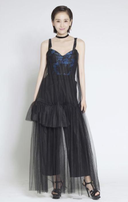 吊带裙不是谁都能驾驭，杨幂真仙气，王子文真会穿，唯独baby失算