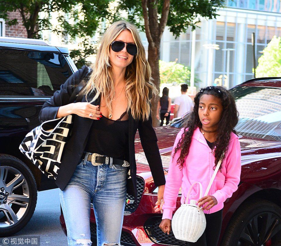 海蒂克鲁姆穿透视装若现内衣玩性感 牵手女儿机场“走秀”齐展逆