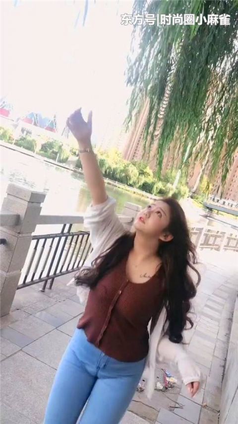  「细节上」街拍：魅力十足的小姐姐，搭配紧身牛仔裤，曲线苗条！
