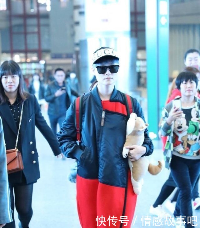 李宇春为了女人味穿起了裙子，但是脚上的鞋子却暴露了一切！