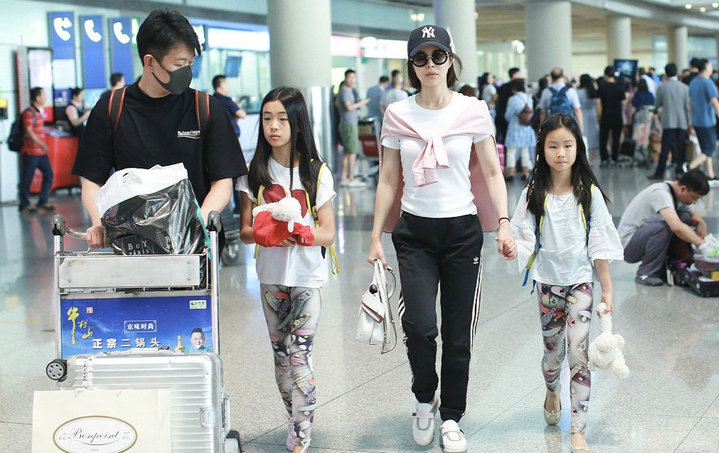 佟大为两千金走秀归来晒家族长腿 一家四口其乐融融