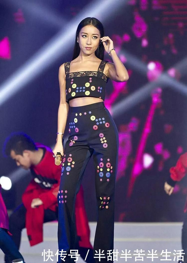 吉克隽逸穿泳装开演唱会，还配“心形”裤子，网友：三角区亮了