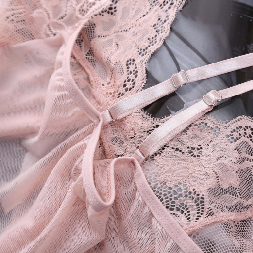 现在的女人真敢穿，直接穿这样的睡衣下楼拿快递，简直是要迷死人