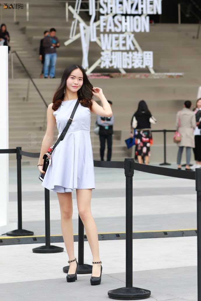 路人街拍，很有气质的小姐姐，不笑比笑要好看