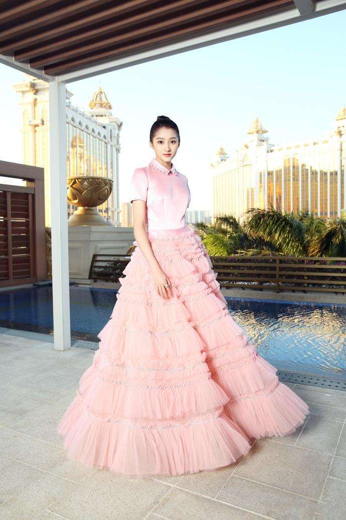 20岁关晓彤胆真大, 穿艳丽红衣性感热舞, 网友: 鹿晗厉害了