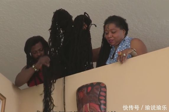 女子不愿意洗头,丈夫每天睡在她的头发上面,看到她的头发傻了眼