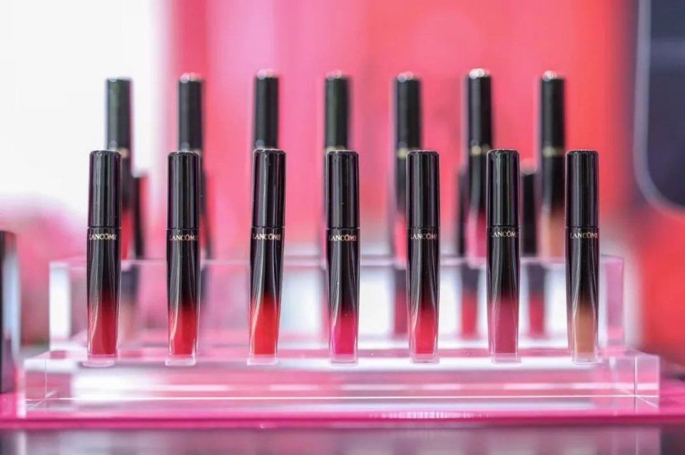 蔡徐坤手把手教防脱妆秘诀!原来带货女王梅根最爱这盘眼影!