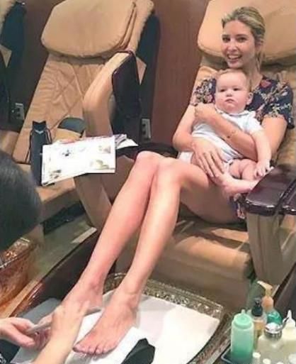 37岁的伊万卡:白色紧身衣配墨镜，最后一张霸气坐在按摩椅上!