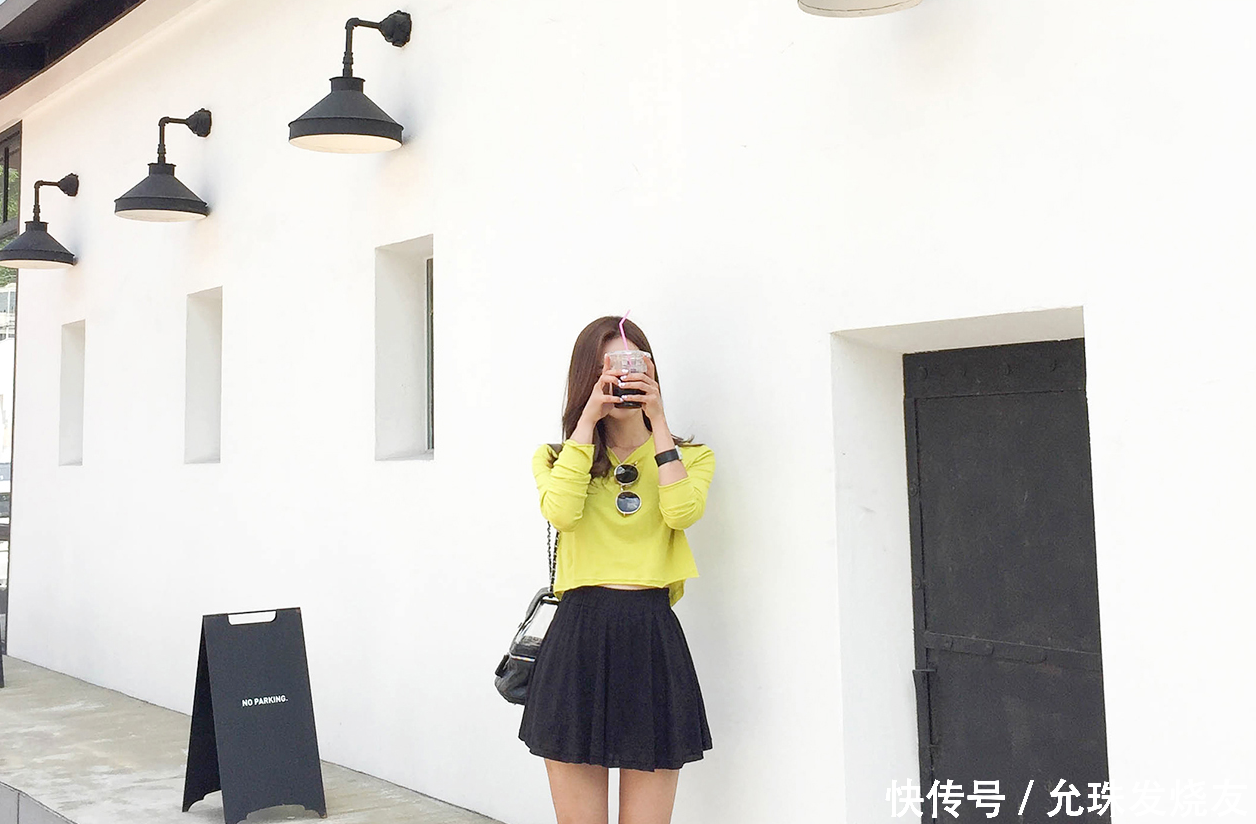 孙允珠可爱街头柠檬黄悠闲度假裙