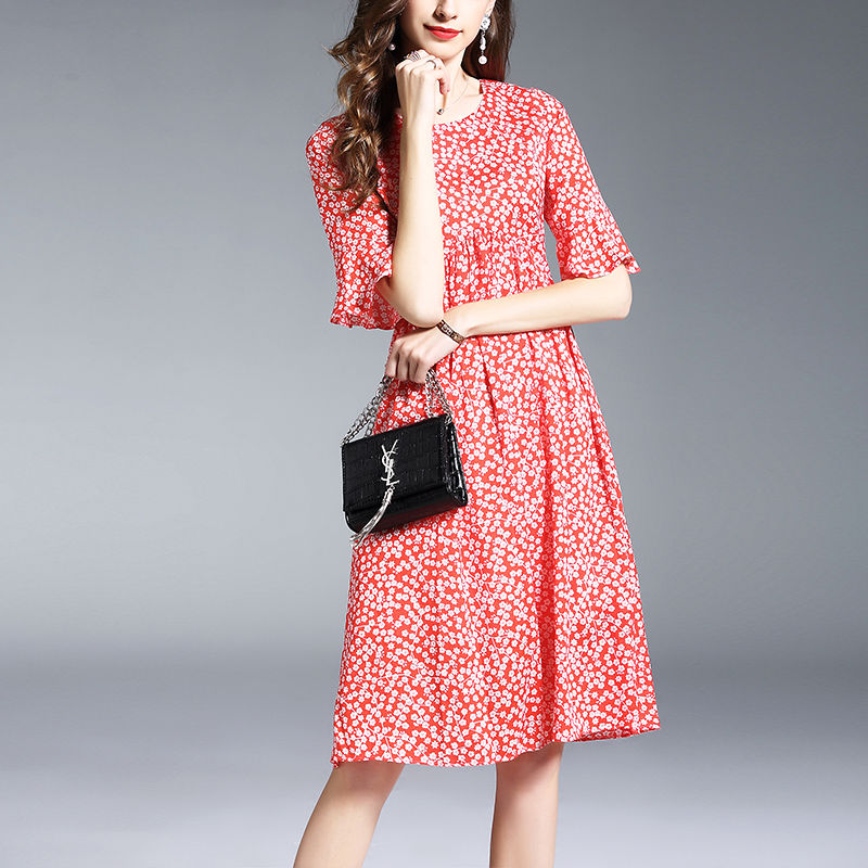 聚会场上穿裙子的女人，前凸后翘迷人好身材，男人看了脚都走不了