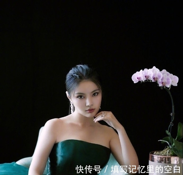  「扮演」徐冬冬庆祝获奖，在舞台上身穿华丽美妆，太惊艳了