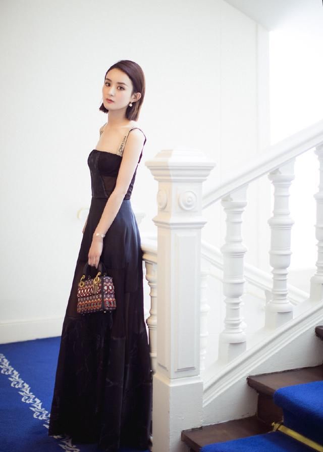 赵丽颖够猛的！吊带连衣裙拉得太低了网友：这尺寸不是一般的大！