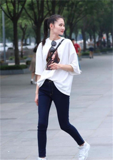 大气|街拍:身姿挺拔美丽大方的小姐姐,一身潮流时尚的穿搭,温柔中不失大气