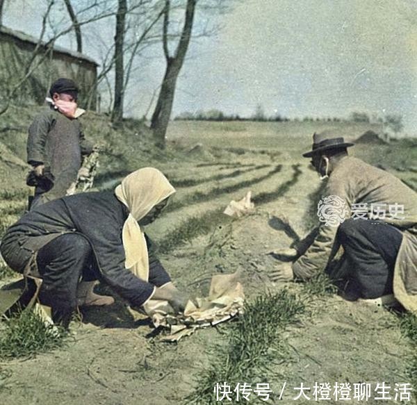 『焚烧纸钱』民国时清明扫墓的上色彩照:趴在亲人坟头哭诉 割舍不了的思念