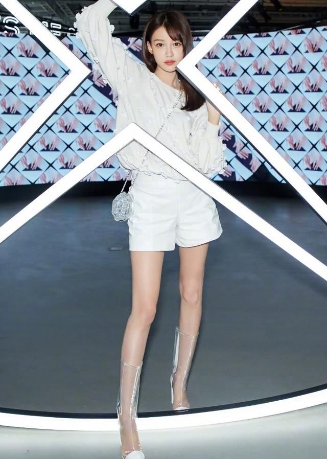 孙怡穿“塑料鞋”秀长腿，穿搭元气满满，明星宝妈都这么少女吗？