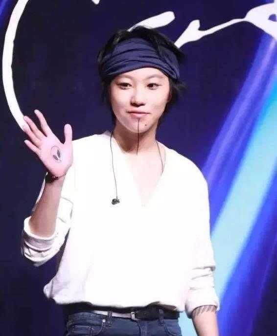 窦靖童审美跑偏，红毯上裤子迷之尴尬，网友：王菲也不敢这么穿！