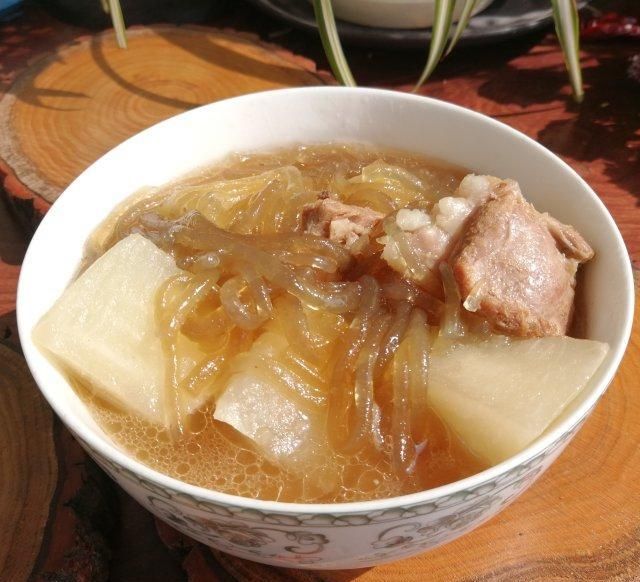  [鲜香]骨头萝卜粉丝汤，鲜香入味，令人大快朵颐