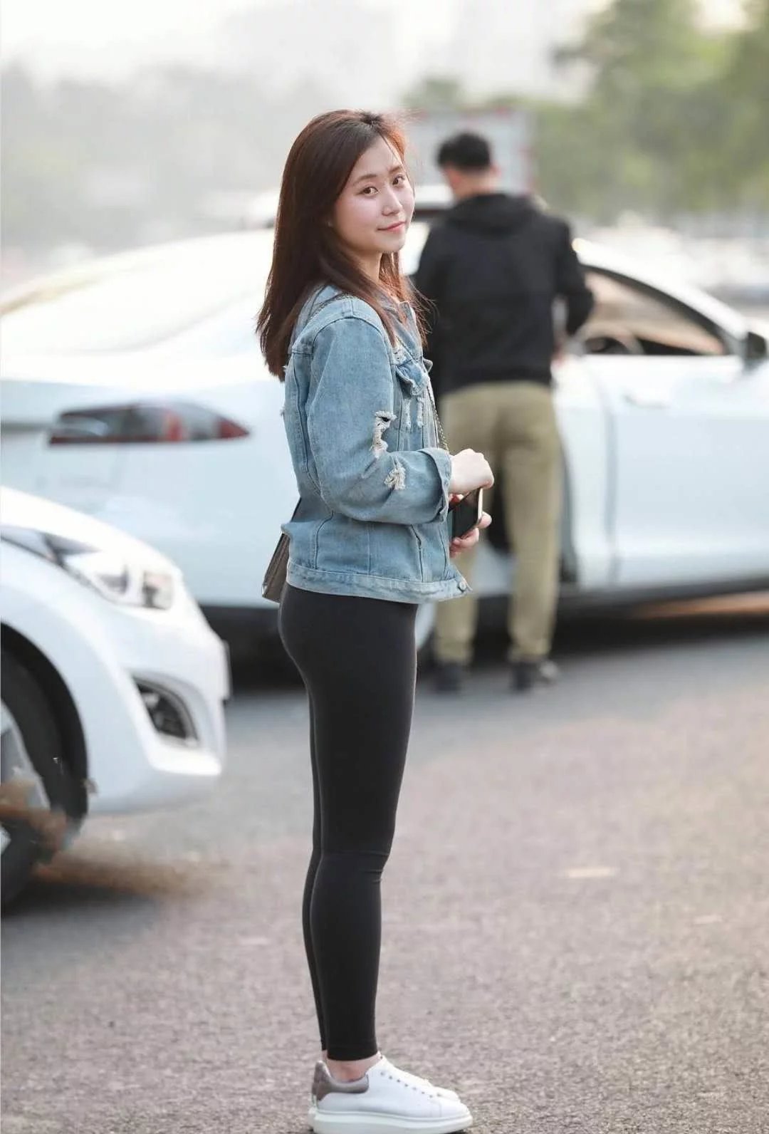 紧身裤闺蜜，一个秀雅绝俗，一个清纯可人，比身材牛仔裤美眉完胜