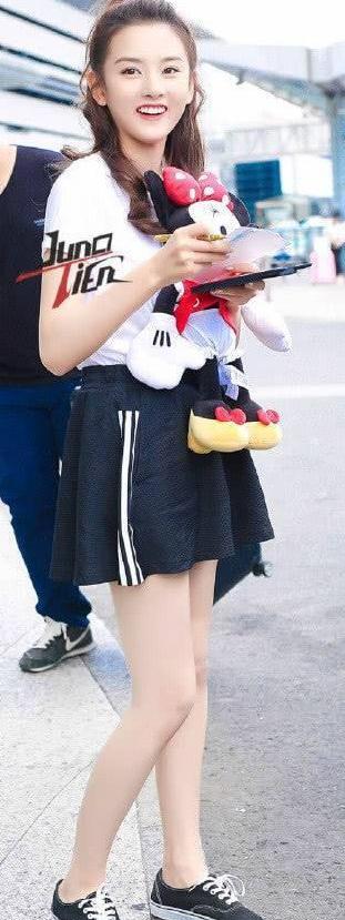 20岁宋祖儿和19岁杨超越同秀美腿，网友：这差距可不止一岁！