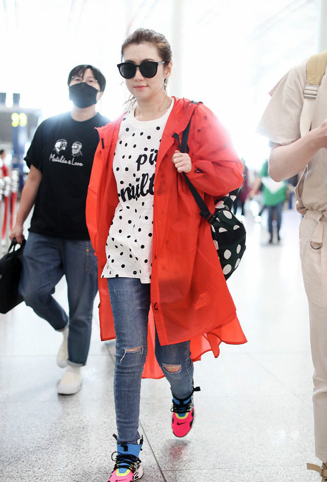 selina素颜现身下巴凹凸不平 无惧近拍甜笑招手状态好超自信