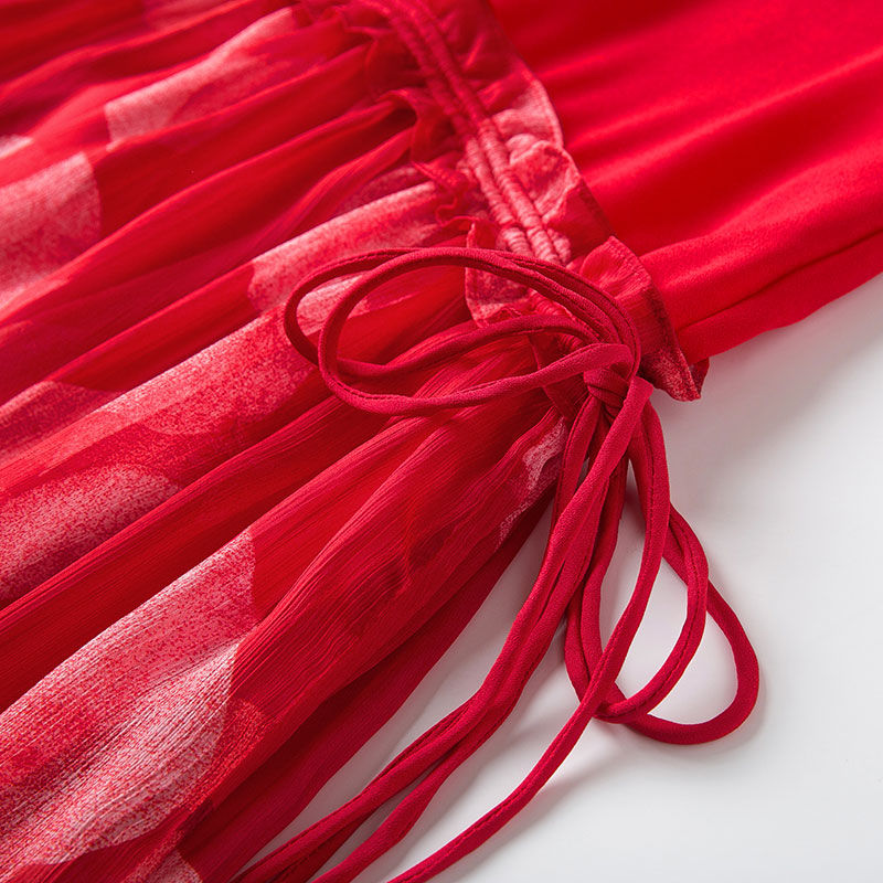 有种“胭脂红裙”，70后穿显嫩，80后穿优雅!美的很有味道