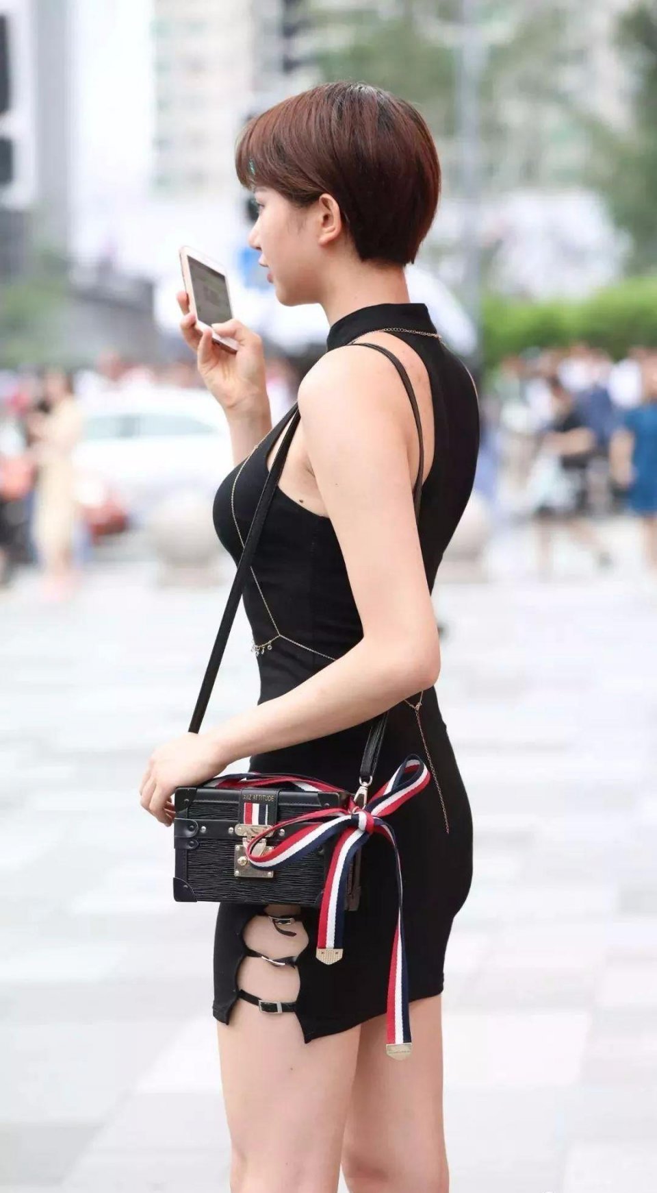 街拍：充满野性美感的短发短裙女郎，桀骜不驯！