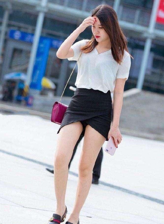 街拍, 美女这么短的裙子还要加上一个小开叉