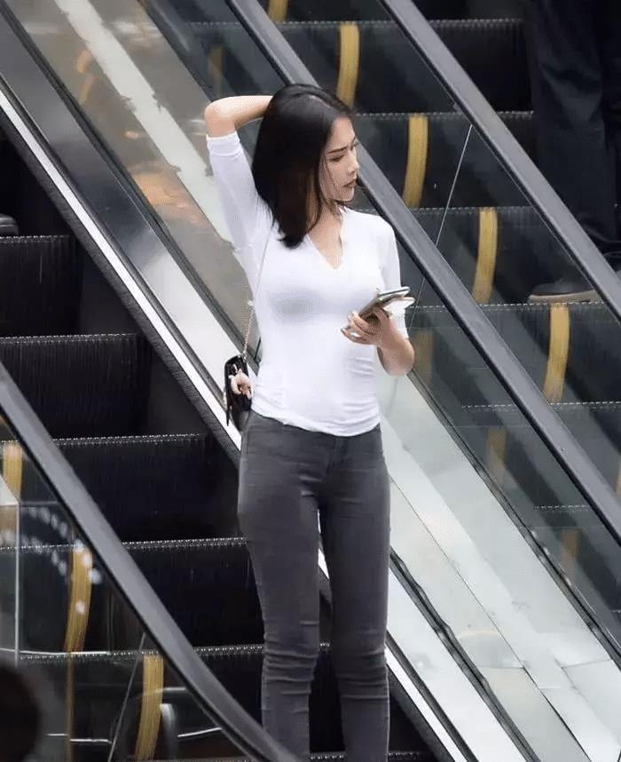  「颜值」街拍有时候身材比颜值更重要，这位美女做了最好的诠释